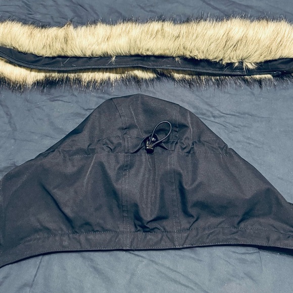 Lands' End Men's Dark Blue Puffer Coat with Faux Fur Hood. NWOT - Picture 5 of 15